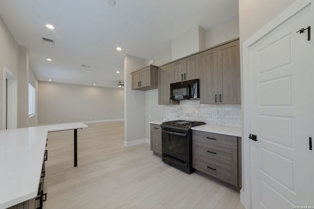 1618 W Lawndale Dr Unit 14, San Antonio, TX 78209