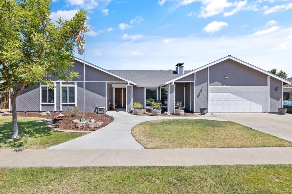 450 E Birch Avenue, Hanford, CA 93230