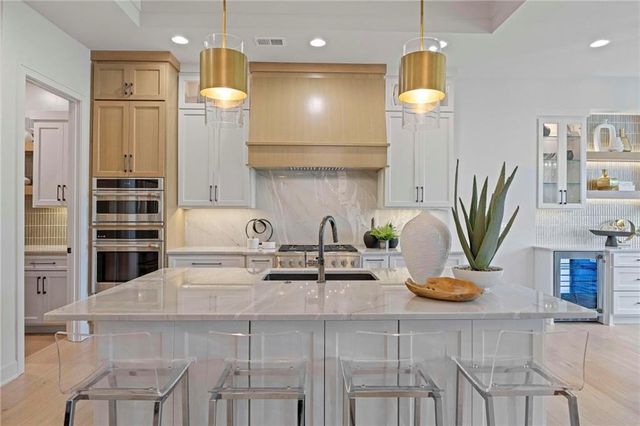 3040 W 133rd Terrace, Leawood, KS 66209