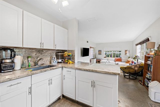 901 NE 16th Pl, Fort Lauderdale, FL 33305