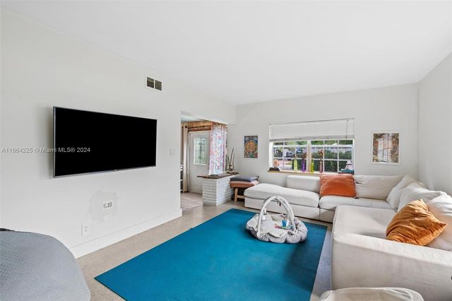 901 NE 16th Pl, Fort Lauderdale, FL 33305