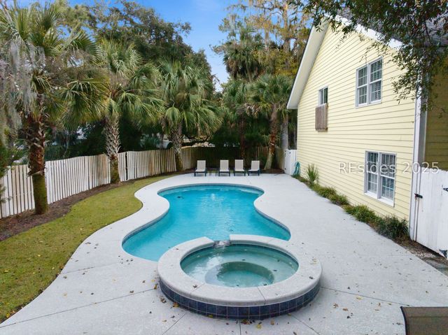 2 Sandpiper St, Hilton Head Island, SC 29928