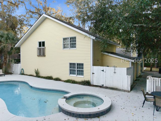 2 Sandpiper St, Hilton Head Island, SC 29928