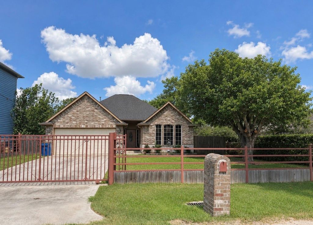 107 N 3rd Street, South Houston, TX 77587