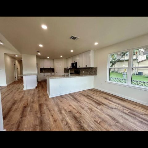 1127 Greenhill DR, Canyon Lake, TX 78133