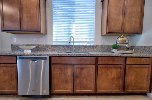 469 Central Pacific St, Lathrop, CA 95330