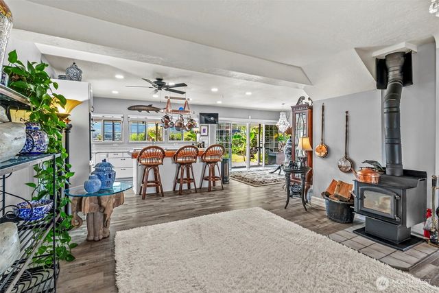 10 E Sunny Sands Road, Cathlamet, WA 98612