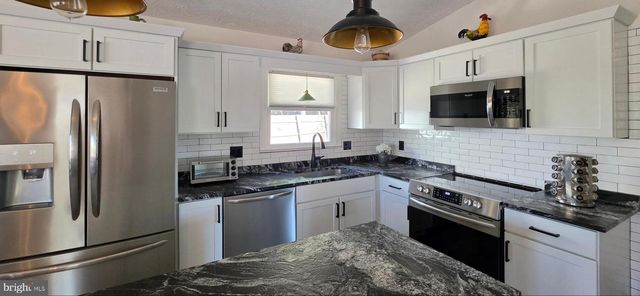 20 LAKEVIEW CIR, Louisa, VA 23093