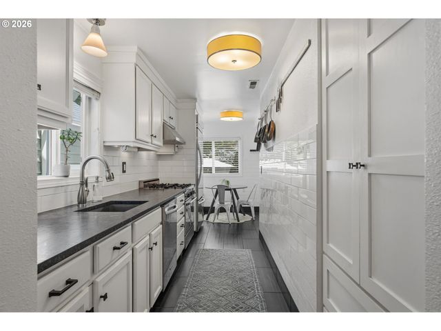 11410 Sw 47TH Ave, Portland, OR 97219