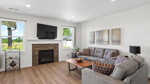 40215 N Sunnyside Ln, Deer Park, WA 99006