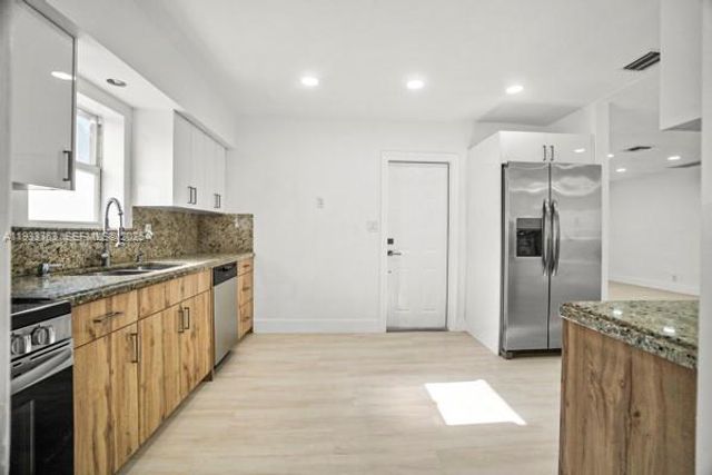 770 NW 38th St, Oakland Park, FL 33309