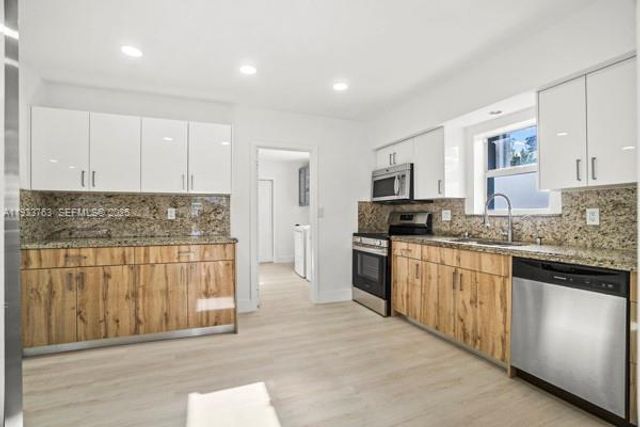 770 NW 38th St, Oakland Park, FL 33309