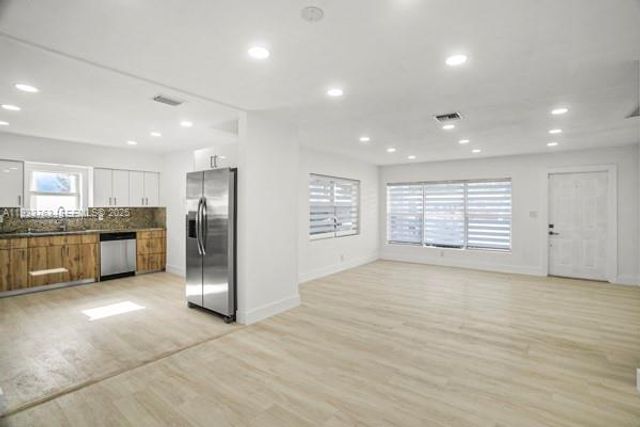 770 NW 38th St, Oakland Park, FL 33309