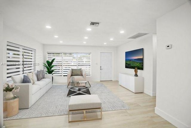 770 NW 38th St, Oakland Park, FL 33309