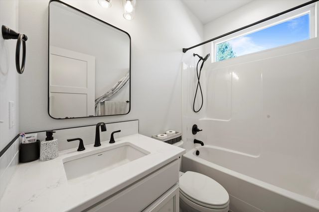 916 E Farwell Rd, Spokane, WA 99208