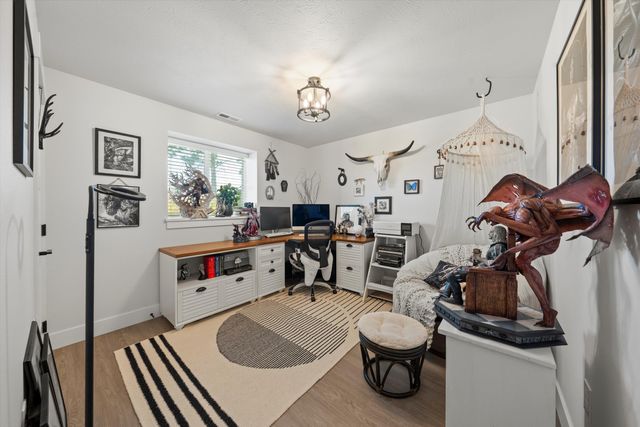 916 E Farwell Rd, Spokane, WA 99208