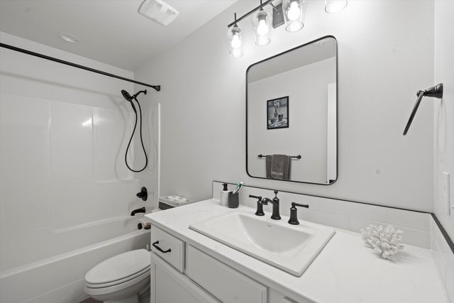 916 E Farwell Rd, Spokane, WA 99208