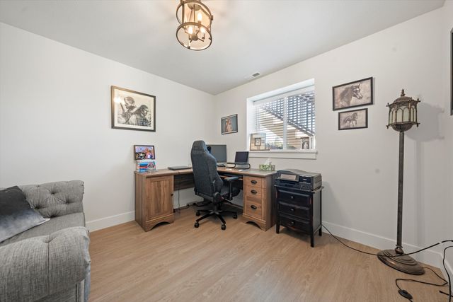 916 E Farwell Rd, Spokane, WA 99208