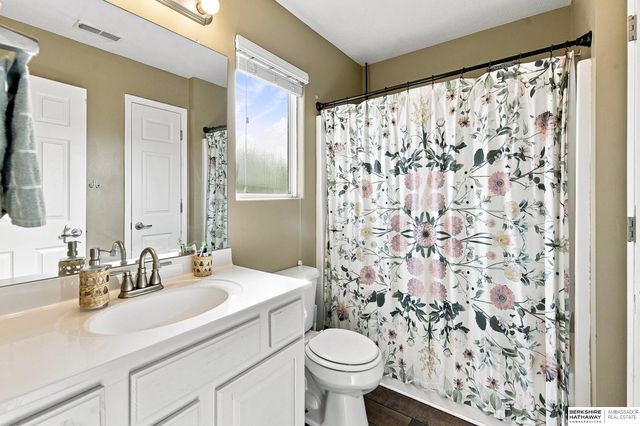 18047 Sunridge Street, Omaha, NE 68136