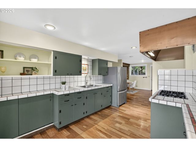 8 Sw ALICE St, Portland, OR 97219