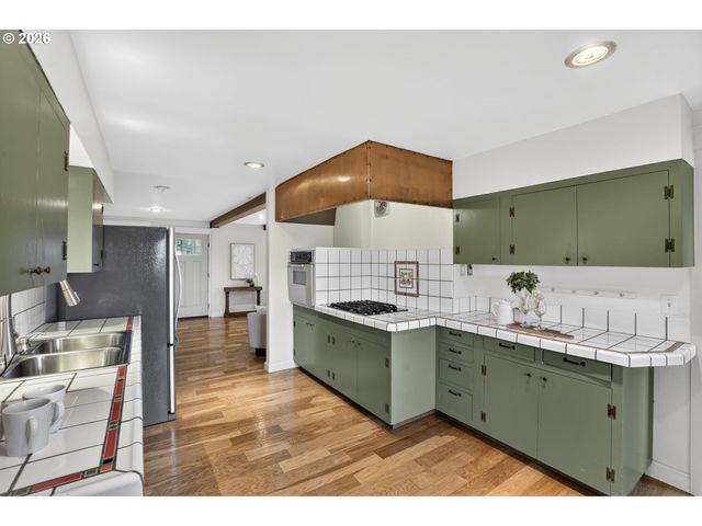 8 Sw ALICE St, Portland, OR 97219