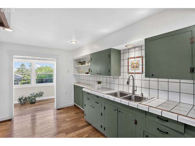 8 Sw ALICE St, Portland, OR 97219