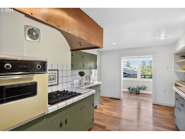 8 Sw ALICE St, Portland, OR 97219