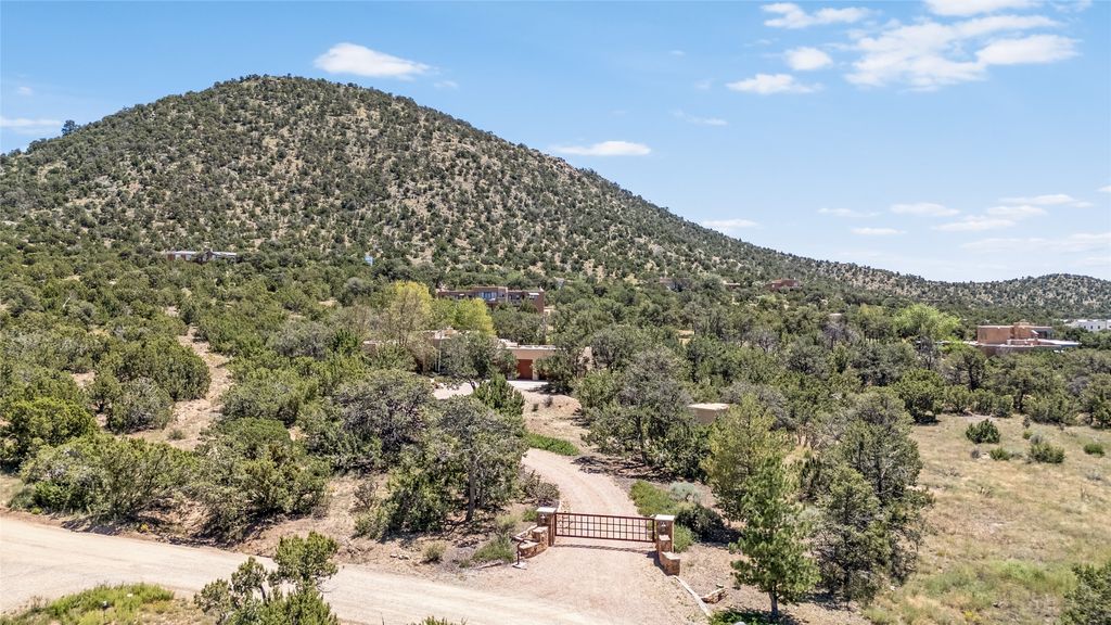 38 Camino Nevoso, Santa Fe, NM 87505