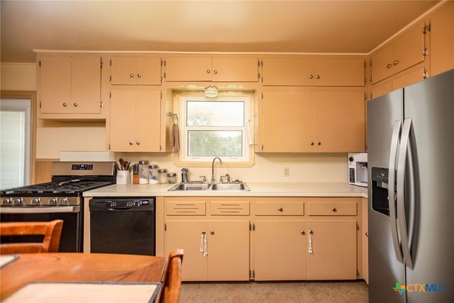 216 Bowie Street, Port Lavaca, TX 77979