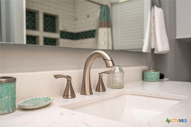 216 Bowie Street, Port Lavaca, TX 77979