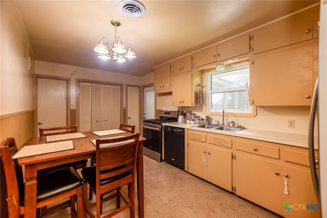 216 Bowie Street, Port Lavaca, TX 77979