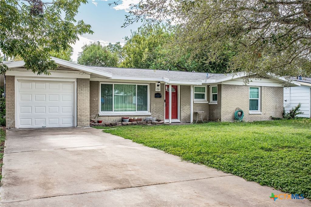 216 Bowie Street, Port Lavaca, TX 77979