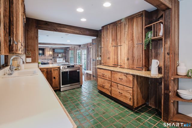 3 Holmewood Lane, New Canaan, CT 06840