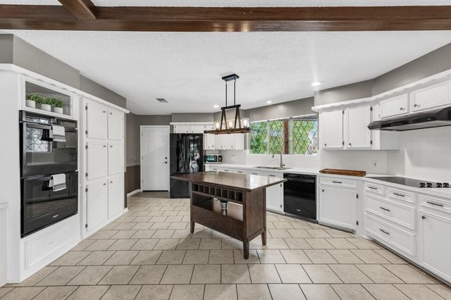 622 S Rivershire Drive, Conroe, TX 77304