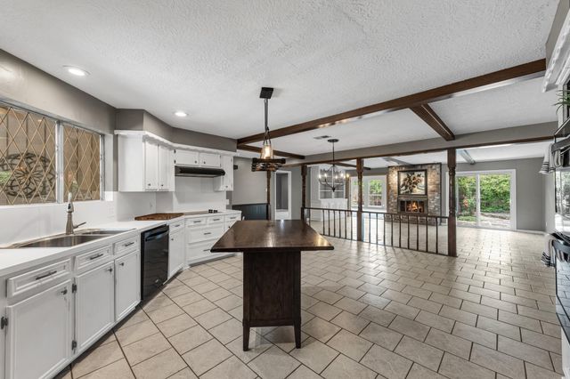 622 S Rivershire Drive, Conroe, TX 77304