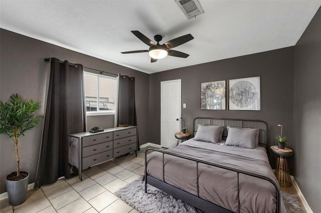 622 S Rivershire Drive, Conroe, TX 77304