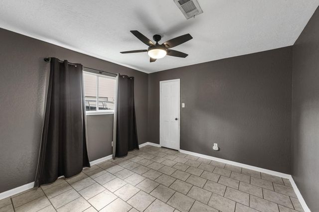 622 S Rivershire Drive, Conroe, TX 77304
