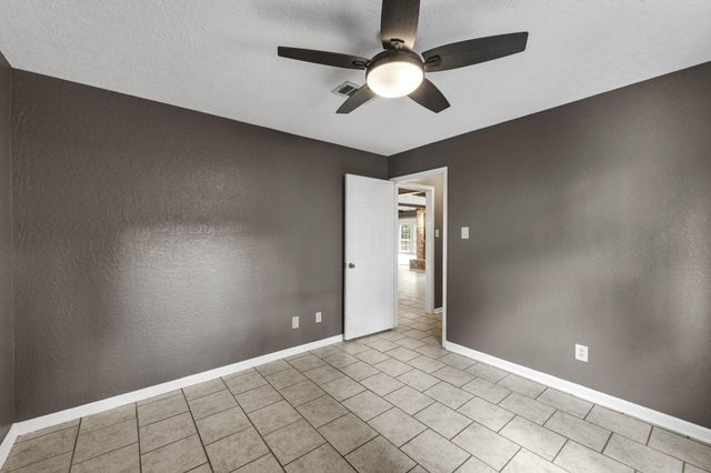 622 S Rivershire Drive, Conroe, TX 77304