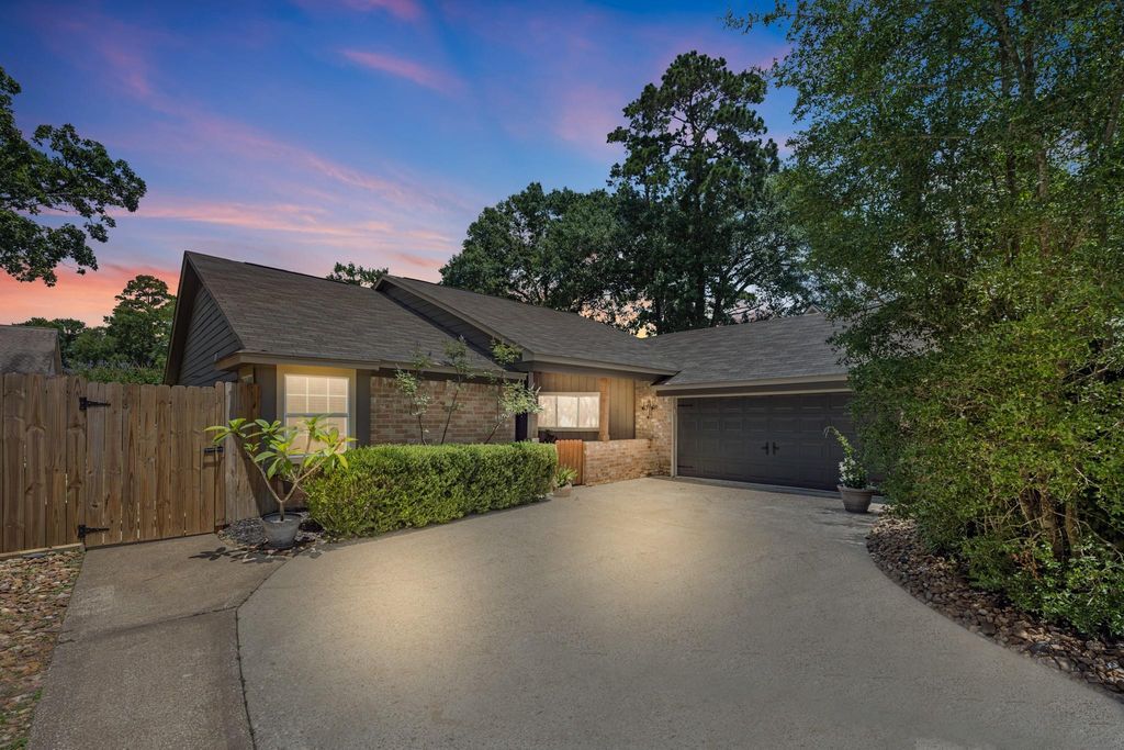 622 S Rivershire Drive, Conroe, TX 77304