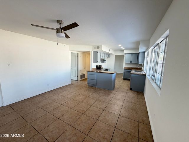 7602 W COLLEGE Drive, Phoenix, AZ 85033