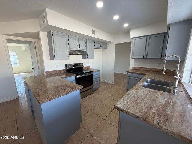 7602 W COLLEGE Drive, Phoenix, AZ 85033