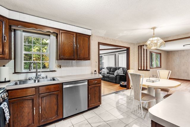 27 Charme Rd, Tewksbury, MA 01876