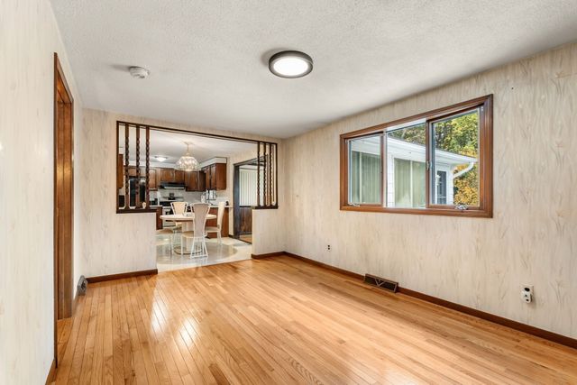 27 Charme Rd, Tewksbury, MA 01876