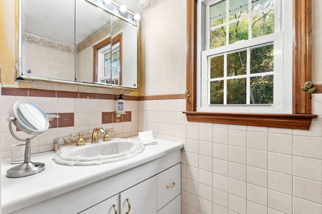 27 Charme Rd, Tewksbury, MA 01876