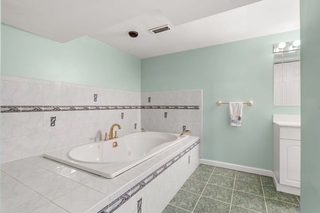 27 Charme Rd, Tewksbury, MA 01876