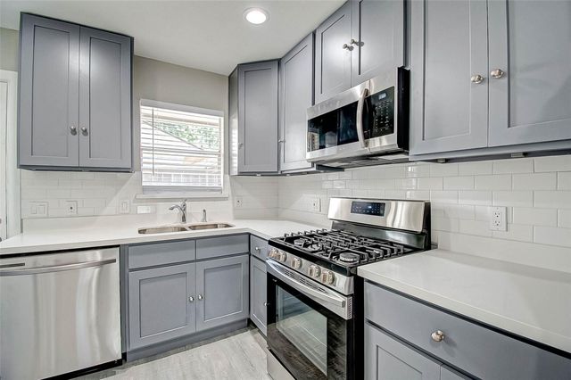 1104 W Tri Oaks Lane 119, Houston, TX 77043