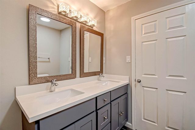 1104 W Tri Oaks Lane 119, Houston, TX 77043