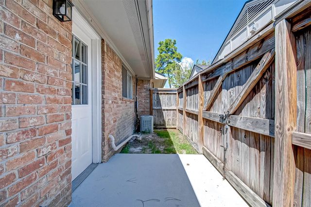 1104 W Tri Oaks Lane 119, Houston, TX 77043