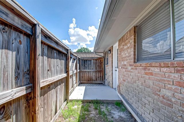 1104 W Tri Oaks Lane 119, Houston, TX 77043