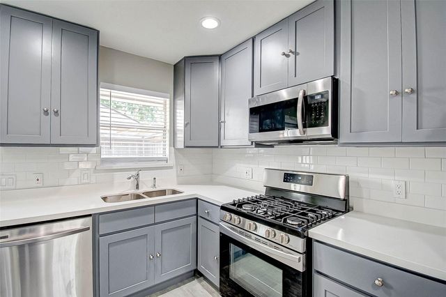1104 W Tri Oaks Lane 119, Houston, TX 77043
